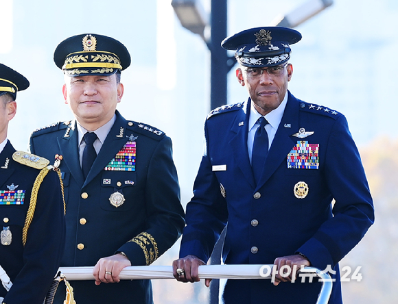 찰스 브라운 미 합참의장 환영 의장행사가 12일 오전 서울 국방부에서 열렸다. 김승겸 합참의장(왼쪽)과 브라운 미 합참의장이 열병식을 갖고 있다. [사진=정소희 기자]