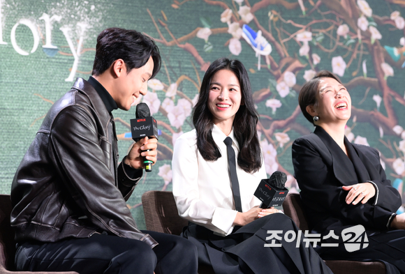 배우 이도현과 송혜교가 20일 오전 서울 종로구 JW매리어트 서울에서 진행된 넷플릭스 시리즈 '더 글로리' 제작발표회에 참석하고 있다. [사진=정소희 기자]