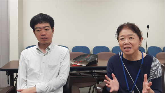 다케시타 이치슈 씨(왼쪽)와 우에하라 나오미 씨가 오무타시의 사람중심케어 보건의료체제에 대해 설명하고 있다. [사진=조인케어 제공]