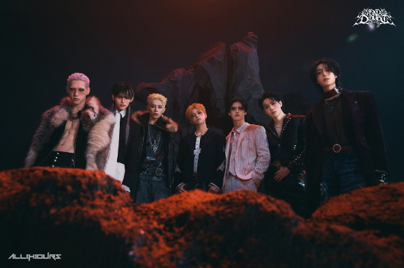 그룹 올아워즈(ALL(H)OURS)가 서울 성동구 성수동에 위치한 케이팝 체험 아카데미 케이팝아케이드에서 진행된 조이뉴스24와의 인터뷰에 앞서 포즈를 취하고 있다. [사진=정소희 기자]