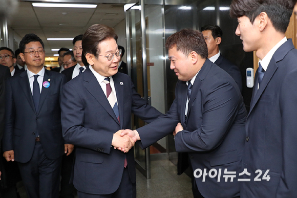 제21대 대통령 취임식이 열린 4일 오전 서울 여의도 국회에서 이재명 대통령이 취임식을 마친뒤 국회방호과 직원들과 기념촬영을 하고 있다. [사진=국회시잔취재단]
