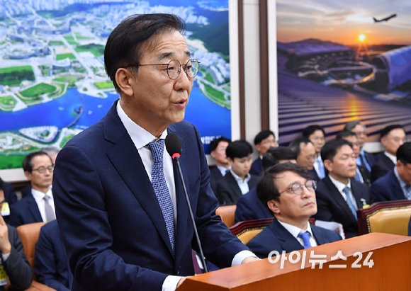 김윤덕 국토교통부 장관이 29일 오전 서울 여의도 국회 국토교통위원회에서 열린 국토교통부 등에 대한 국정감사에서 업무보고를 하고 있다. [사진=곽영래 기자]