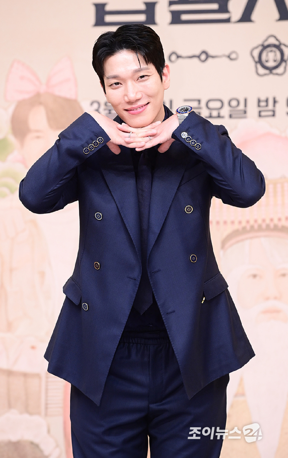 배우 김경남이 11일 오후 서울 양천구 목동 SBS사옥에서 열린 SBS 새 금토드라마 '신이랑 법률사무소' 제작발표회에 참석하고 있다. [사진=정소희 기자]