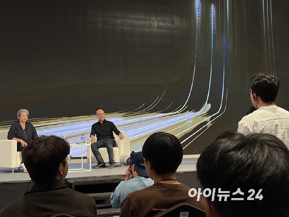 리사 수 AMD 회장 겸 최고경영자(CEO)가 7일 서울 용산구 서울드래곤시티에서 열린 'AMD 게이머 데이'에서 참석자의 의상에 사인하고 있다. [사진=권서아 기자]