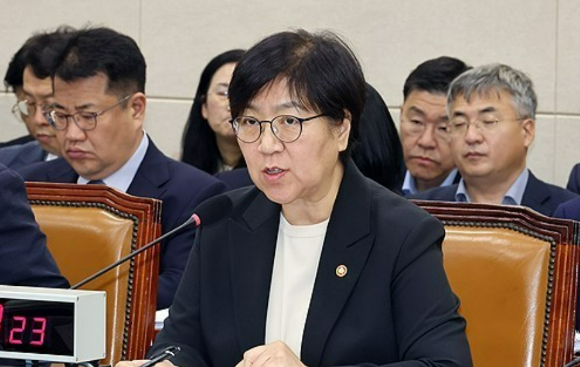 정은경 보건복지부 장관이 7일 국회에서 열린 보건복지위원회 국정감사에서 의원들의 질의에 답하고 있다. [사진=연합뉴스]