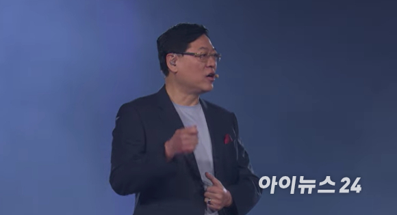 레노버의 양 위안칭 회장이 6일(현지시간) 미국 라스베이거스 스피어에서 CES 2026 기조연설을 하고 있다. [사진=박지은 기자]