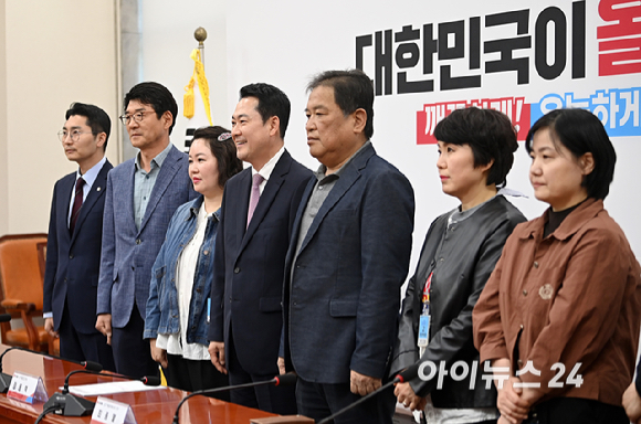 장동혁 당 대표가 24일 서울 여의도 국회에서 열린 CU 가맹주협의회 면담에 앞서 기념촬영을 하고 있다. [사진=곽영래 기자]