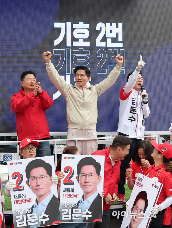 김문수 국민의힘 대선후보가 20일 오후 서울 강서구 남부골목시장 입구에 마련된 유세차량에 올라 연설을 하고 있다. [사진=곽영래 기자]