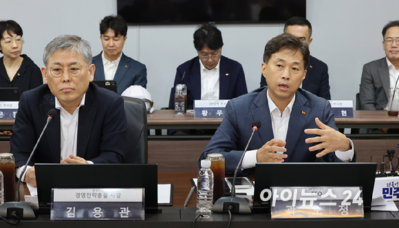 곽노정 SK하이닉스 대표이사가 11일 오후 경기 용인 일반산단 및 국가산단에서 열린 더불어민주당 3대 메가프로젝트 지원 특별위원회 현장 간담회에서 인사말을 하고 있다. [사진=국회사진기자단 ]