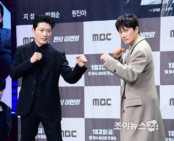 배우 박희순과 지성이 2일 오후 서울 마포구 상암동 MBC 골든마우스홀에서 열린 MBC 새 금토드라마 '판사 이한영' 제작발표회에 참석하고 있다. [사진=정소희 기자]