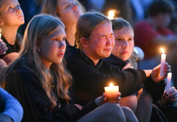 지난 27일(현지시간) 미국 미네소타주 미니애폴리스 가톨릭학교에서 총기난사 사건이 발생한 가운데 인근 공원에서 열린 촛불 추모식에서 두 어린이가 서로 껴안고 위로하며 울음을 터뜨리고 있다. [사진=로이터/연합뉴스]