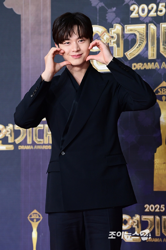 '귀궁' 배우 육성재가 31일 오후 서울 마포구 상암동 SBS 프리즘타워에서 열린&nbsp;2025 SBS 연기대상&nbsp;레드카펫 행사에 참석하고 있다. [사진=정소희 기자]