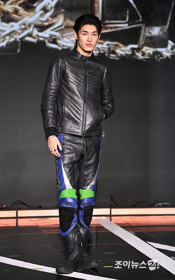 그룹 82메이저(82MAJOR) 윤예찬이 30일 오후 서울 강남구 일지아트홀에서 열린 미니 4집 '트로피' 컴백 쇼케이스에서 포토타임을 갖고 있다. [사진=곽영래 기자]