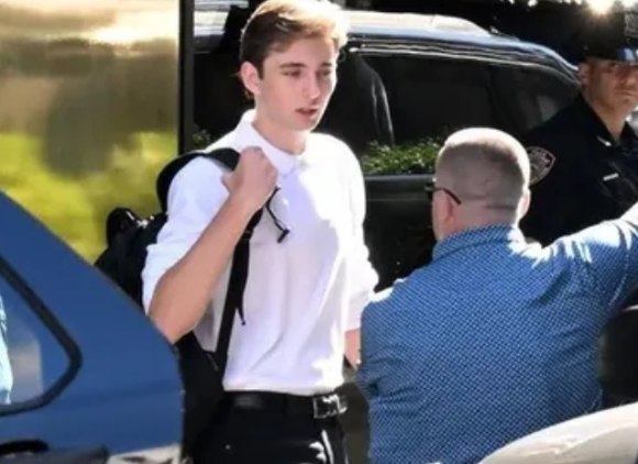 도널드 트럼프 미국 대통령의 아들인 배런 트럼프가 뉴욕대로 가는 모습. [사진=X 갈무리 ]