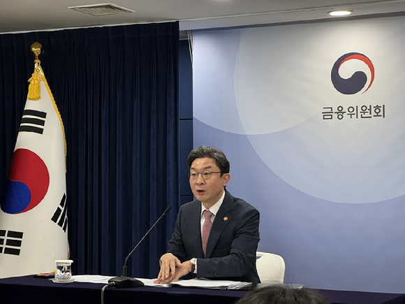 이억원 금융위원장이 21일 정부서울청사에서 열린 출입기자단 간담회에서 발언하고 있다. [사진=임우섭 기자]