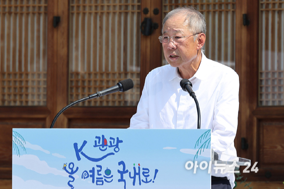 8일 서울 여의도 국회 사랑재에서 열린 K-바캉스 캠페인 "K-관광 올여름은 국내로 !"에 참석한 우원식 국회의장과 더불어민주당 김병기 당대표 직무대행 겸 원내대표, 국민의힘 송언석 비상대책위원장 겸 원내대표 등 참석자들이 구호를 외치고 있다. [사진=곽영래 기자]