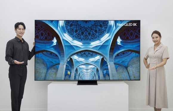 삼성전자 모델이 98인치 'N네오 QLED 8K(QNC990)' 모델을 소개하는 모습 [사진=삼성전자]