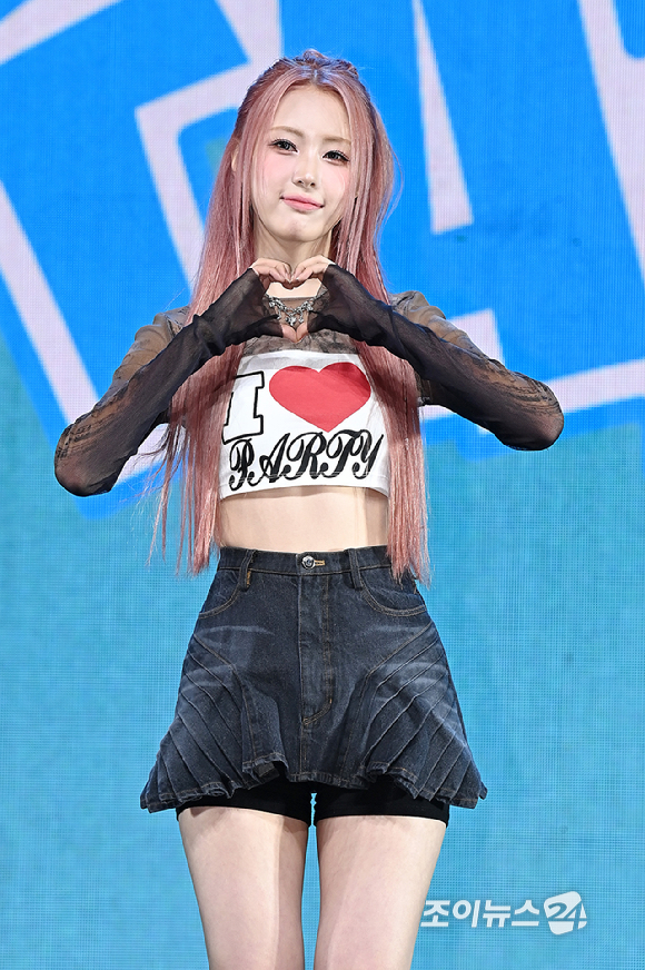 걸그룹 이프아이(ifeye) 원화연이 16일 서울 한남동 블루스퀘어에서 진행된 미니 2집 물결 '낭' Pt.2 'sweet tang(스윗탱)' 쇼케이스에서 포토타임을 갖고 있다. [사진=곽영래 기자]