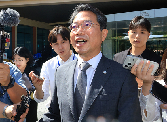 김승원 법무부 장관 후보자가 19일 사퇴 기자회견을 마치고 국회 소통관을 나서고 있다. 2026.9.19 [사진=연합뉴스]