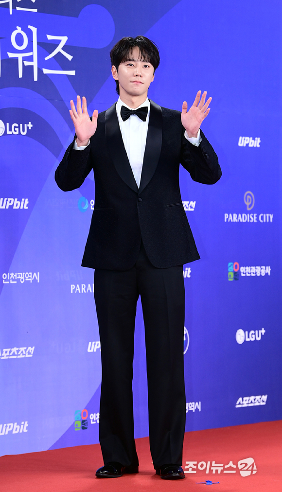 배우 이준영이 18일 오후 인천광역시 파라다이스 시티에서 열린 제4회 청룡시리즈어워즈 레드카펫 행사에 참석하고 있다. [사진=정소희 기자]