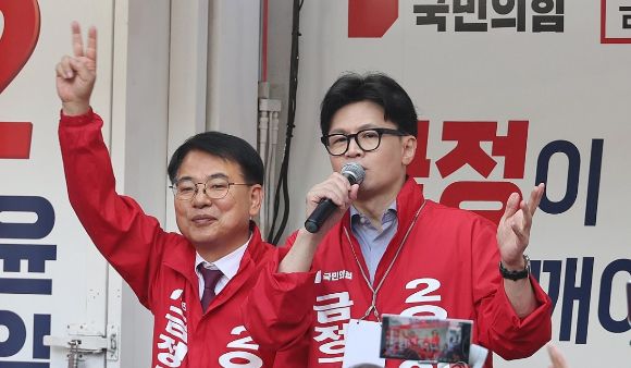 한동훈 국민의힘 대표가 지난 9일 오후 부산 금정구 부산대 정문 앞에서 10·16 재보궐선거에 출마한 윤일현 금정구청장 후보의 유세를 지원하고 있다. [사진=연합뉴스]