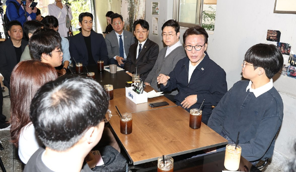 더불어민주당 김민석 대표가 3일 부산 부산진구 전포동의 한 카페에서 열린 청년 간담회에서 발언하고 있다. [사진=연합뉴스]