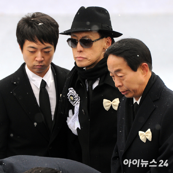 고(故) 김영삼 전 대통령의 장남 김은철씨(가운데)가 지난 2015년 서울 여의도 국회 앞뜰에서 열린 김 전 대통령 영결식에 참석하고 있다. [사진=아이뉴스24DB]