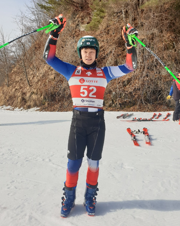 정동현이 16일 강원 용평리조트 실버 슬로프에서 열린 2021-22시즌 FIS컵 남자 대회전 경기 스타트에 앞서 포즈를 취하고 있다. [사진=미국동부한인스키협회]