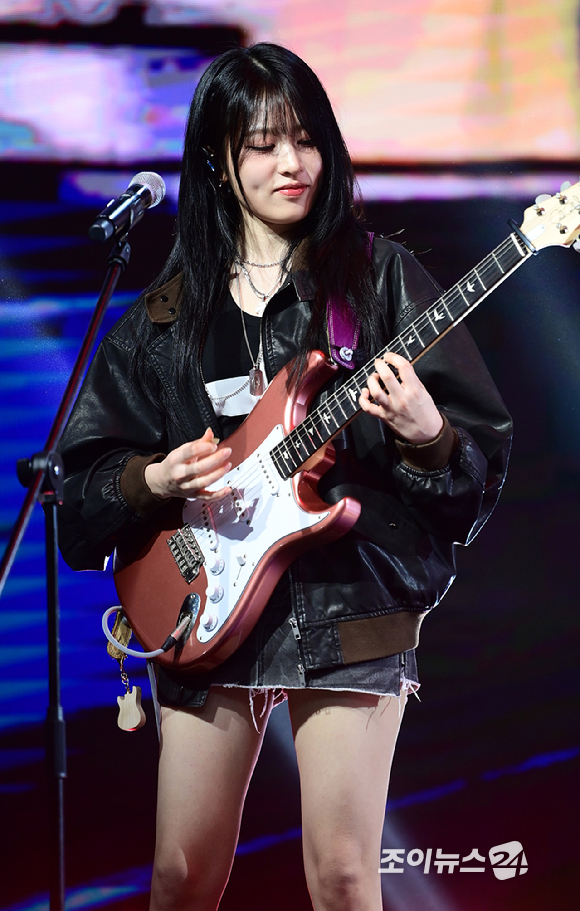 밴드 레이턴시 희연이 18일 오후 서울 마포구 상암동 쇼킹케이팝센터에서 열린 레이턴시(LATENCY) 첫 미니앨범 '레이트 오'클락'(LATE O'CLOCK) 쇼케이스에서 무대를 선보이고 있다. [사진=정소희 기자]