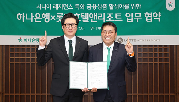 지난달 20일 서울 강남구 역삼동 KB라이프타워에 마련된 에이지테크랩(Age Tech Lab)에서 조영서 KB금융지주 전략담당 부사장(왼쪽에서 두번째), 정문철 KB라이프 대표이사(왼쪽에서 세번째), 박병곤 KB국민은행 이사부행장(왼쪽에서 일곱번째)이 전동휠체어 체험을 하고 있다. [사진=KB금융그룹]