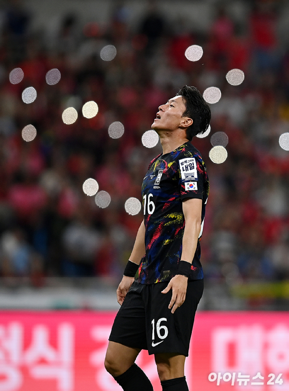 클린스만 감독이 이끄는 한국 축구대표팀이 지난해 6월 6일 부산 아시아드 주경기장에서 열린 페루와 평가전에서 0-1로 패했다. 찬스를 놓친 황의조가 아쉬워하고 있다. [사진=곽영래 기자]