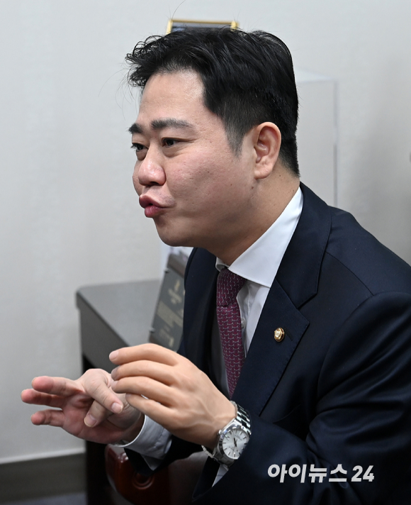 지성호 국민의힘 의원이 19일 오전 서울 여의도 국회 의원회관에서 아이뉴스24와 인터뷰를 하고 있다. [사진=김성진 기자]