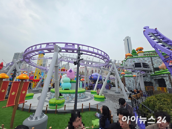 1일 서울 잠실 롯데월드 내 '메이플 아일랜드'에서 '자이로 스핀' 놀이기구가 운행되고 있다. [사진=박정민 기자]