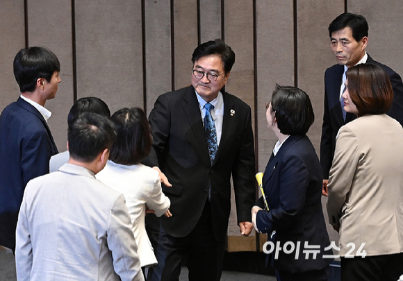 우원식 국회의장이 8일 서울 여의도 국회에서 열린 본회의에서 산회 선포 후 의원들과 인사를 나누고 있다. [사진=곽영래 기자]