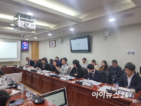 26일 국회에서 열린 'AI 대전환의 동력, 데이터 활용 입법 개선 과제 토론회'에서 참가자들이 종합토론하고 있다. 사진은 왼쪽부터 이기대 스타트업얼라이언스 센터장, 김민호 성균관대 법학전문대학원 교수(좌장), 방성현 김앤장법률사무소 변호사, 김현경 서울과학기술대학교 IT정책전문대학원 교수, 신재민 트릴리온랩스 대표, 정일권 두들린 정보보호최고책임자, 김형진 국회 입법조사처 입법조사관, 양청삼 개인정보보호위원회 개인정보정책국장. [사진=윤소진 기자]