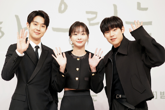 배우 최우식, 김다미, 김성철이 1일 온라인으로 진행된 SBS 새 월화드라마 '그 해 우리는' 제작발표회에 참석해 포즈를 취하고 있다. [사진=SBS]