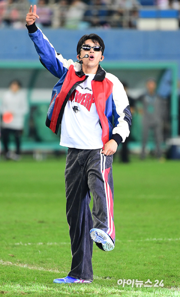 가수 임영웅이 12일 오후 대전광역시 대전월드컵경기장에서 열린 하나은행 자선축구대회 팀 히어로와 팀 기성용 경기에서 축하 무대를 하고 있다. [사진=정소희 기자]