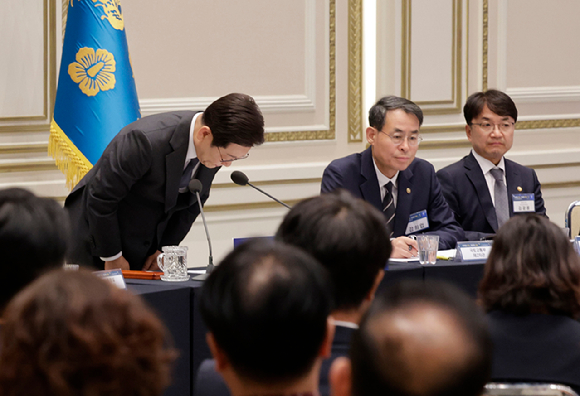 이재명 대통령이 16일 청와대 영빈관에서 '기억과 위로, 치유의 대화' 사회적 참사 유가족 간담회를 하며 참석 유가족들을 향해 허리 숙여 인사하고 있다. 2025.7.16 [사진=연합뉴스]