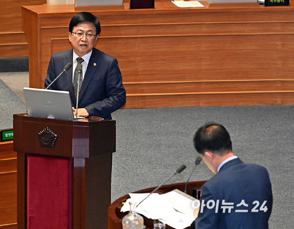 최교진 사회부총리 겸 교육부 장관이 18일 국회 본회의장에서 열린 교육&middot;사회&middot;문화 분야 대정부질문에서 질의에 답하고 있다. [사진=곽영래 기자]