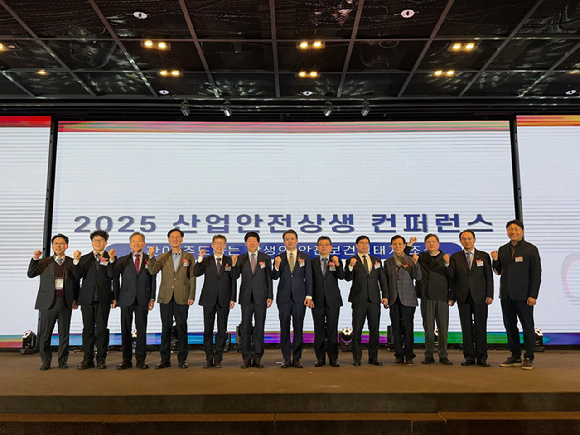 (왼쪽 5번째 부터) 김부희 고용노동부 산업안전예방정책관, 안경덕 산업안전상생재단 이사장, 오기웅 중기중앙회 상근부회장, 정상빈 현대자동차그룹 부사장 등이 기념 촬영을 하고 있다. [사진=중소기업중앙회]