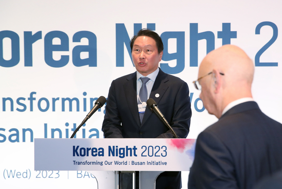 최태원 대한상공회의소 회장이 18일(현지시간) 다보스 한 호텔에서 열린 한국의 밤 행사에서 개회사하고 있다. [사진=뉴시스]