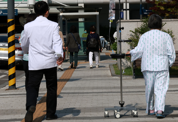 서울의 한 대학병원에서 의료진과 환자들이 이동하고 있다. [사진=뉴시스]