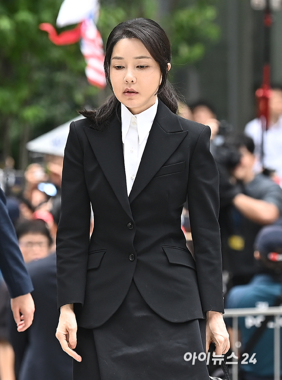 윤석열 전 대통령의 부인 김건희 여사가 6일 서울 종로구에 마련된 김건희 특검팀(특별검사 민중기) 사무실에 조사를 받기 위해 피의자 신분으로 출석하고 있다. [사진=곽영래 기자]