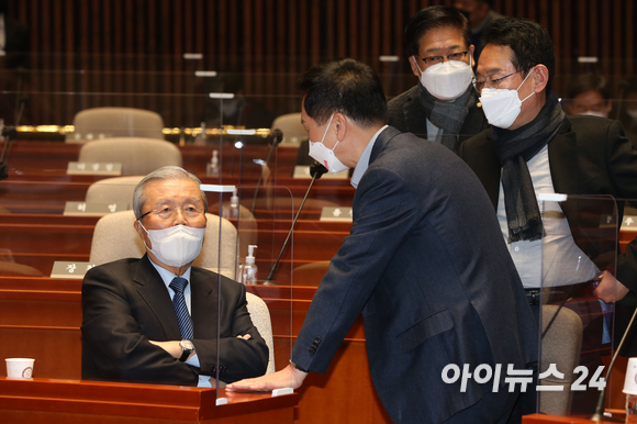 김종인 국민의힘 총괄선대위원장과 김기현 원내대표가 3일 오후 서울 여의도 국회에서 열린 의원총회에서 대화를 나누고 있다. [사진=김성진 기자]