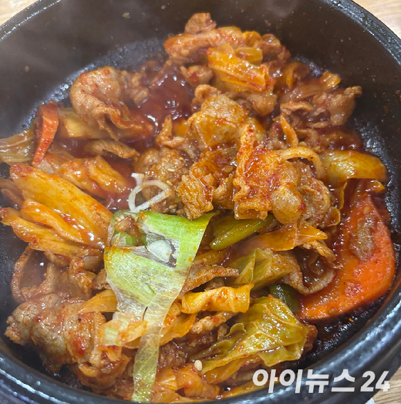 제육쌈을 먹을 때 쌈장을 넣지 말라는 전문의의 조언이 공개됐다. 사진은 제육볶음. [사진=X 갈무리 ]
