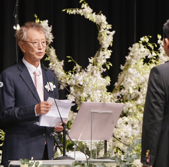 개그맨 조세호가 故 전유성과 함께 촬영한 사진을 공개했다. [사진=조세호 인스타그램]