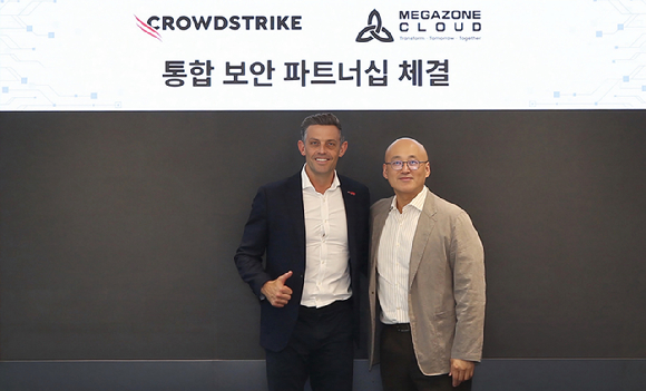 과천 메가존산학연센터에서 메가존클라우드 염동훈 대표(오른쪽)와 크라우드스트라이크 조너선 딕슨 일본 및 아시아태평양 지역 총괄 부사장이 파트너십 체결 후 기념촬영을 하고 있다. [사진=메가존클라우드]