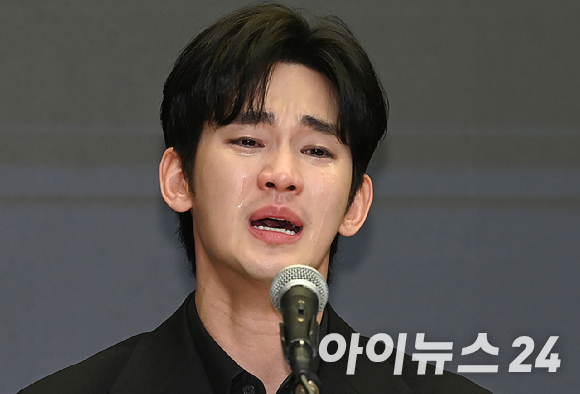 배우 김수현 측이 고(故) 김새론 유족과 김세의 가로세로연구소 대표 등을 상대로 낸 손해배상 청구 소송에서 재판 진행에 필요한 비용을 기한 내 내지 않은 것으로 파악됐다. [사진=김수현 인스타그램]