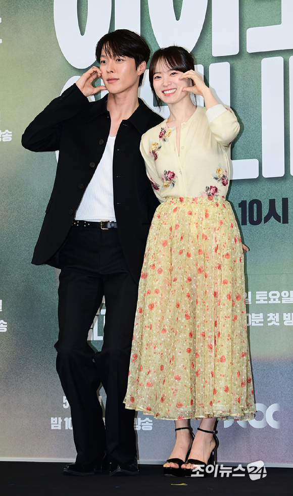 배우 장기용과 천우희가 2일 오후 서울 마포구 상암동 스탠포드호텔에서 열린 JTBC 새 주말극 '히어로는 아닙니다만' 제작발표회에 참석하고 있다. [사진=정소희 기자]