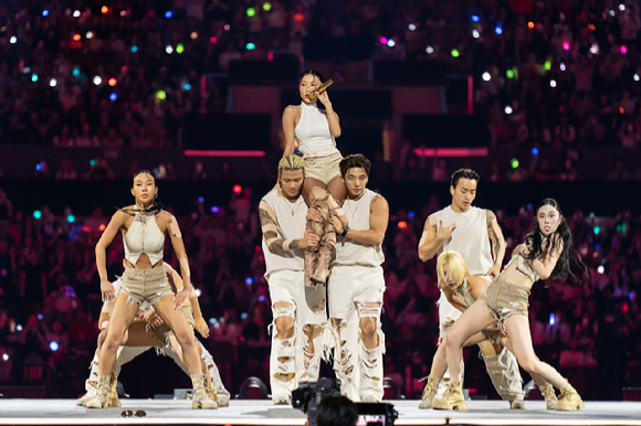 그룹 마마무 화사가 지난 1일(현지시간)부터 3일까지 미국 로스앤젤레스 크립토닷컴 아레나에서 열린 K-팝 팬&아티스트 페스티벌 '케이콘 엘에이 2025(KCON LA 2025)' 무대에서 열띤 공연을 펼치고 있다. [사진=CJ ENM]